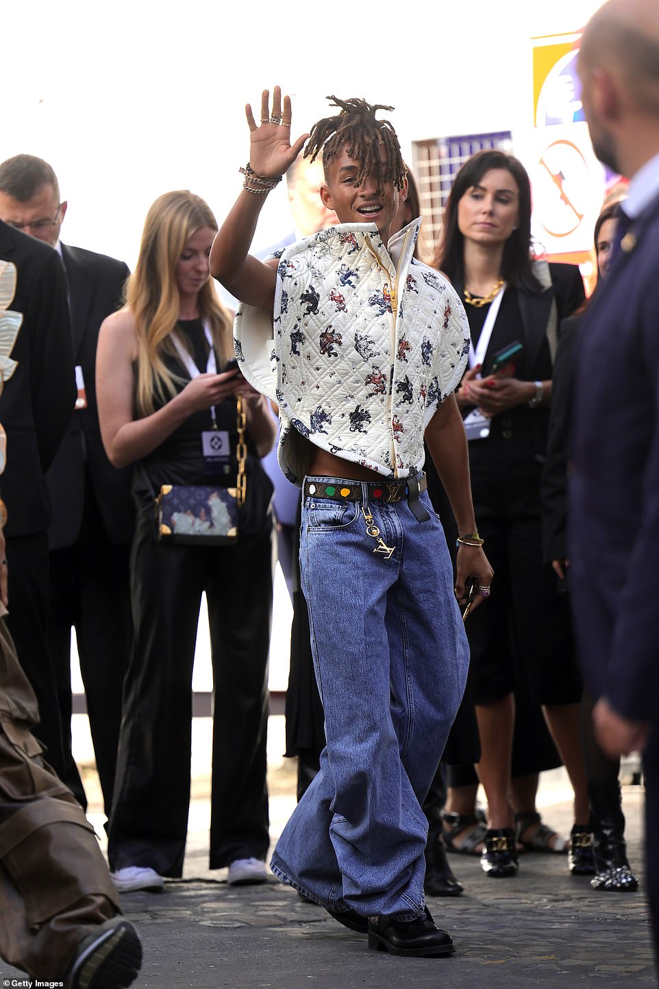 Sieht gut aus: Jaden Smith sah in einer weiß gemusterten Weste, kombiniert mit blauen Baggy-Jeans und schwarzen Stiefeln, typisch stilvoll aus
