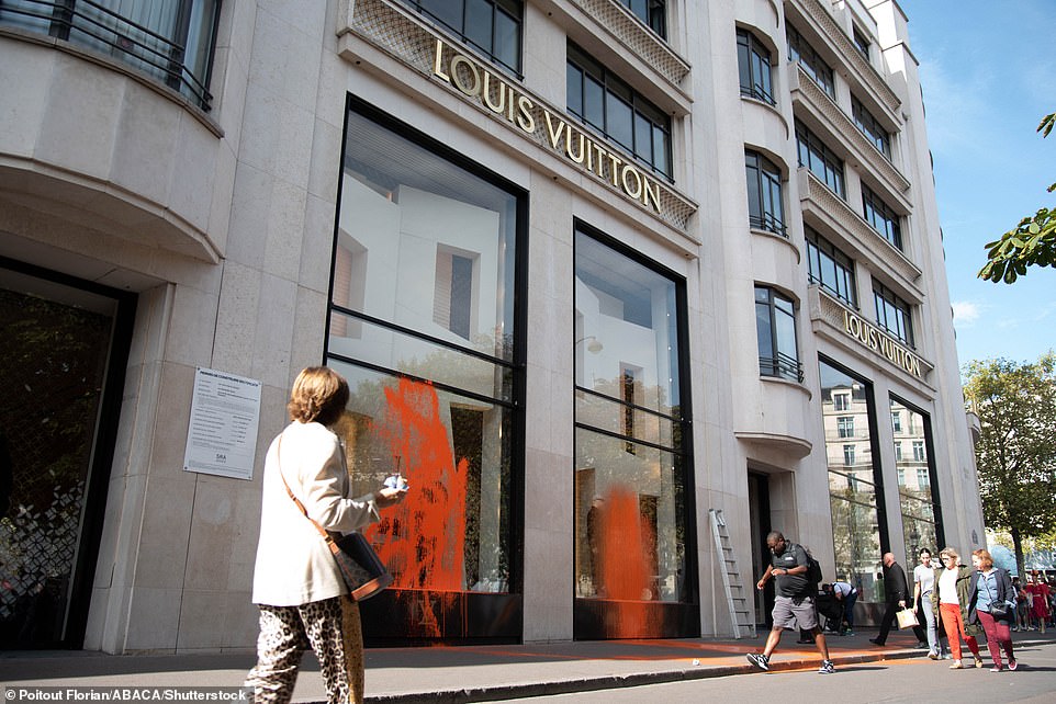 Vandalismus: Aktivisten von Dernier Rénovation sprühten orange Farbe auf das Schaufenster von Louis Vuitton auf der Avenue des Champs-Elysées in Paris