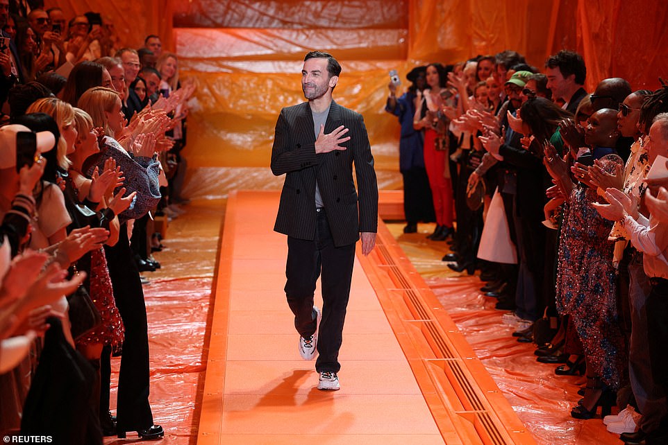 Mode: Designer Nicolas Ghesquiere erscheint am Ende seiner Show der Prêt-à-porter-Kollektion für Damen Frühjahr/Sommer 2024 für das Modehaus Louis Vuitton