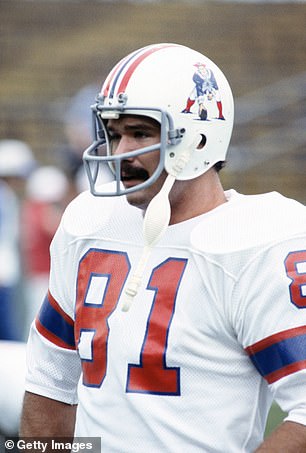 Russ Francis #81 der New England Patriots wärmt sich vor Beginn eines NFL-Footballspiels um 1977 auf. Francis spielte von 1975 bis 1980 für die Patriots.