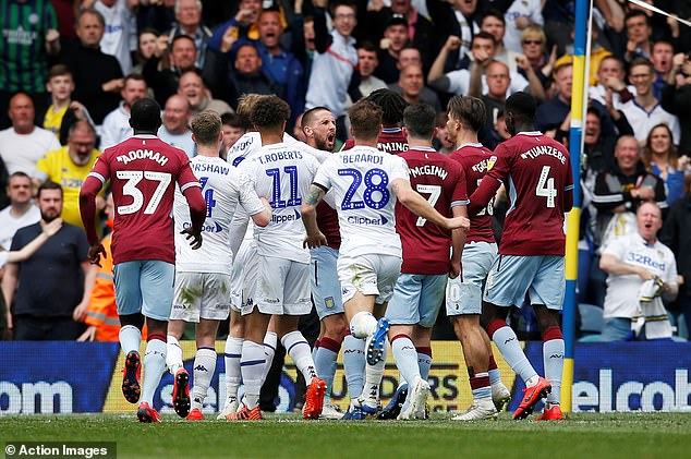 Die Spieler von Leeds und Aston Villa geraten aneinander, nachdem die Hausherren infolge einer Villa-Verletzung ein ungerechtfertigtes Tor erzielten