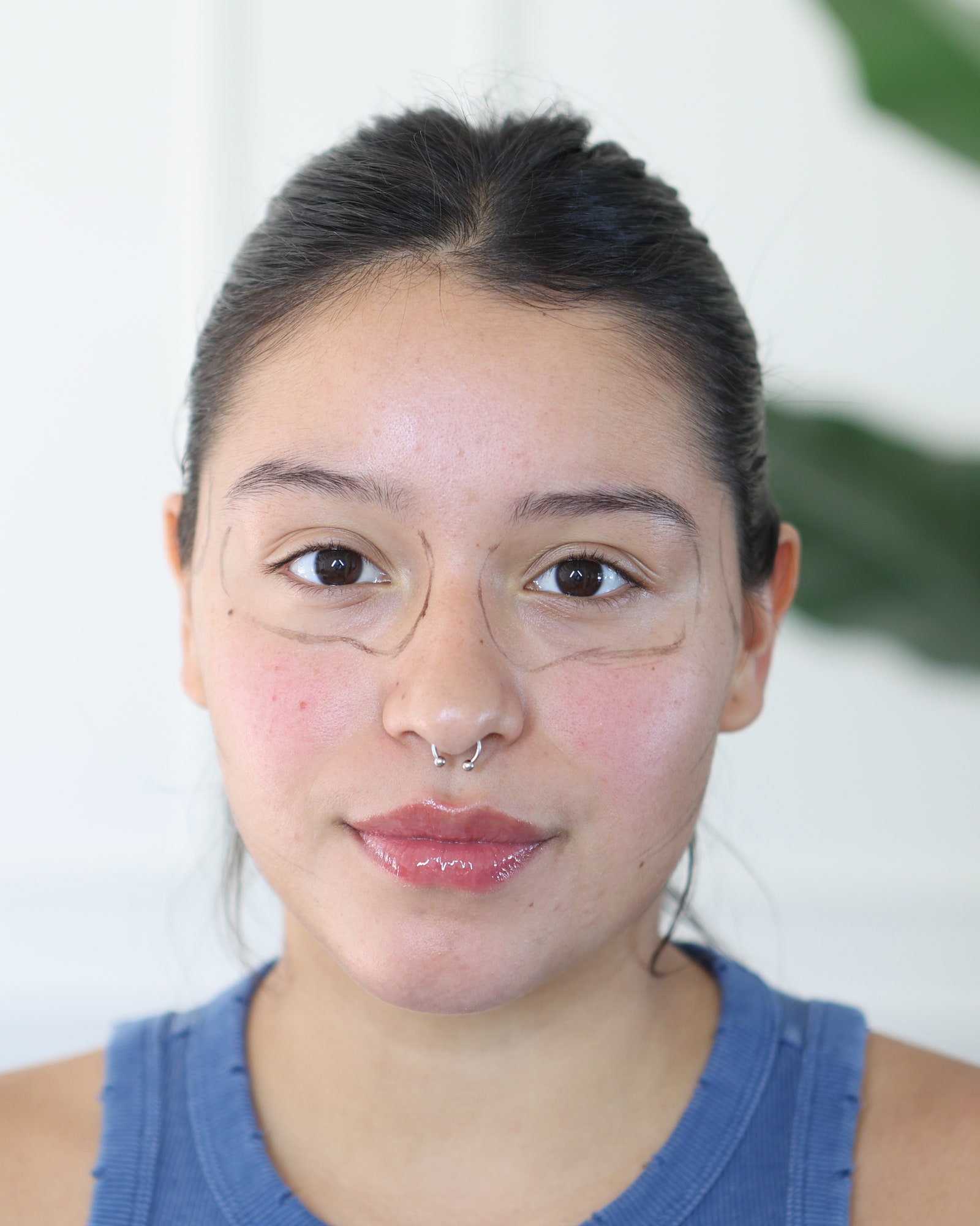 Autorin Chelsea Avila nach Schritt eins des Skelett-Make-up-Tutorials