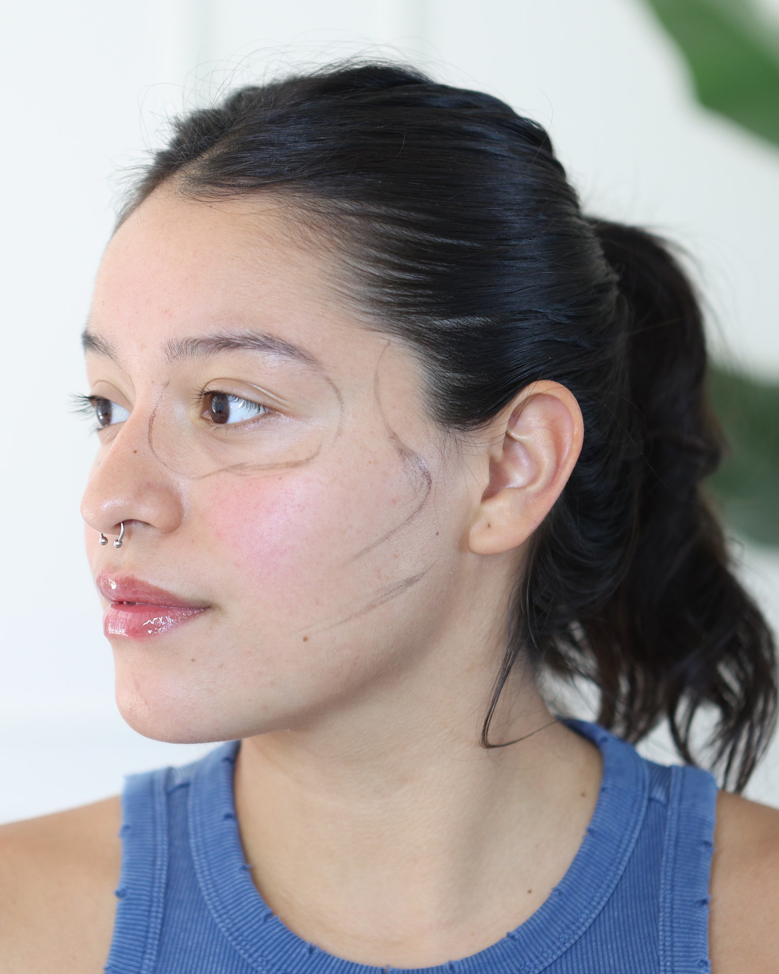 Autorin Chelsea Avila nach dem Skelett-Make-up-Tutorial Schritt 2