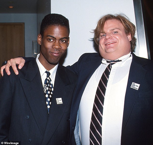 Chris Farley (rechts) im Jahr 1993 mit seinem Freund und SNL-Darsteller Chris Rock während der 65. Oscar-Verleihung – Party der Elton John AIDS Foundation in Los Angeles
