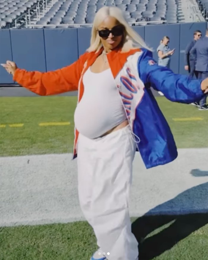 Ciara zeigt ihren Babybauch beim Fußballspiel ihres Ehemanns Russell Wilson