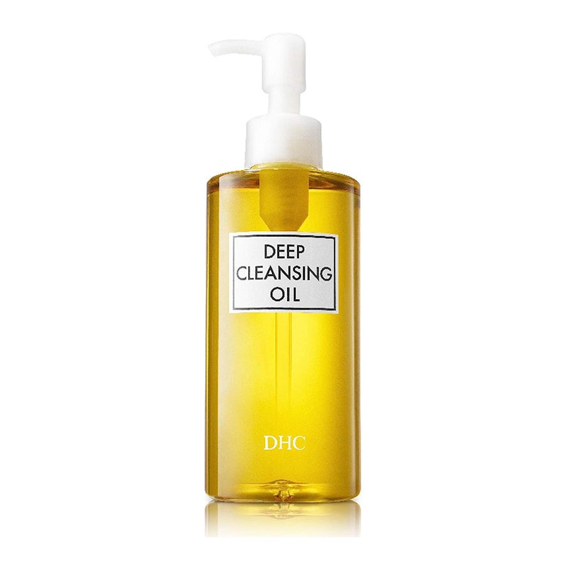 DHC Deep Cleansing Oil: Eine klare Pumpflasche, gefüllt mit goldfarbenem Gesichtsreinigungsöl auf weißem Hintergrund