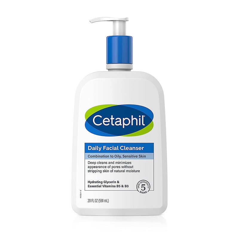 Cetaphil Daily Facial Cleanser: eine blau-weiße Pumpflasche auf weißem Hintergrund