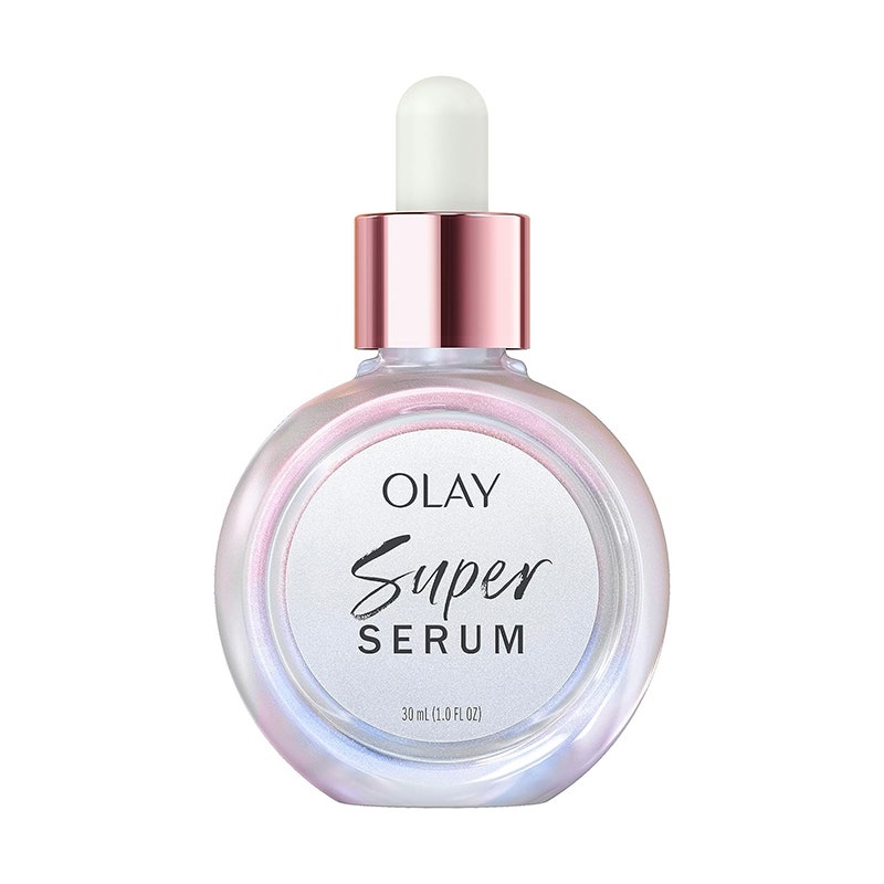 Olay Super Serum: Eine runde Tropfflasche aus Glas auf weißem Hintergrund