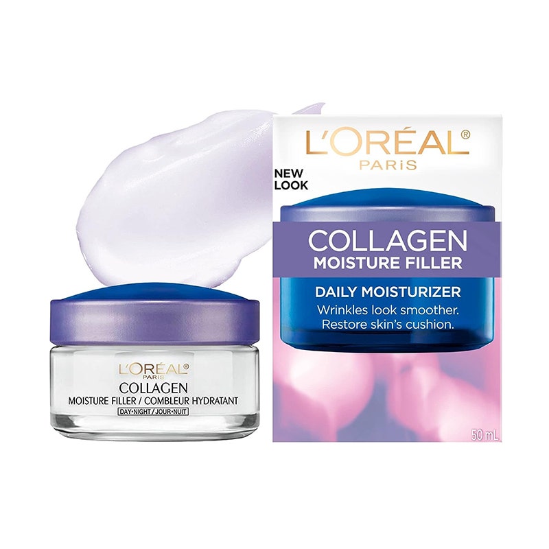 L'Oréal Paris Collagen Moisture Filler Daily Face Moisturizer: Ein klares Glas mit violettem Verschluss neben der Produktverpackung und einem weißen Crememuster auf weißem Hintergrund.