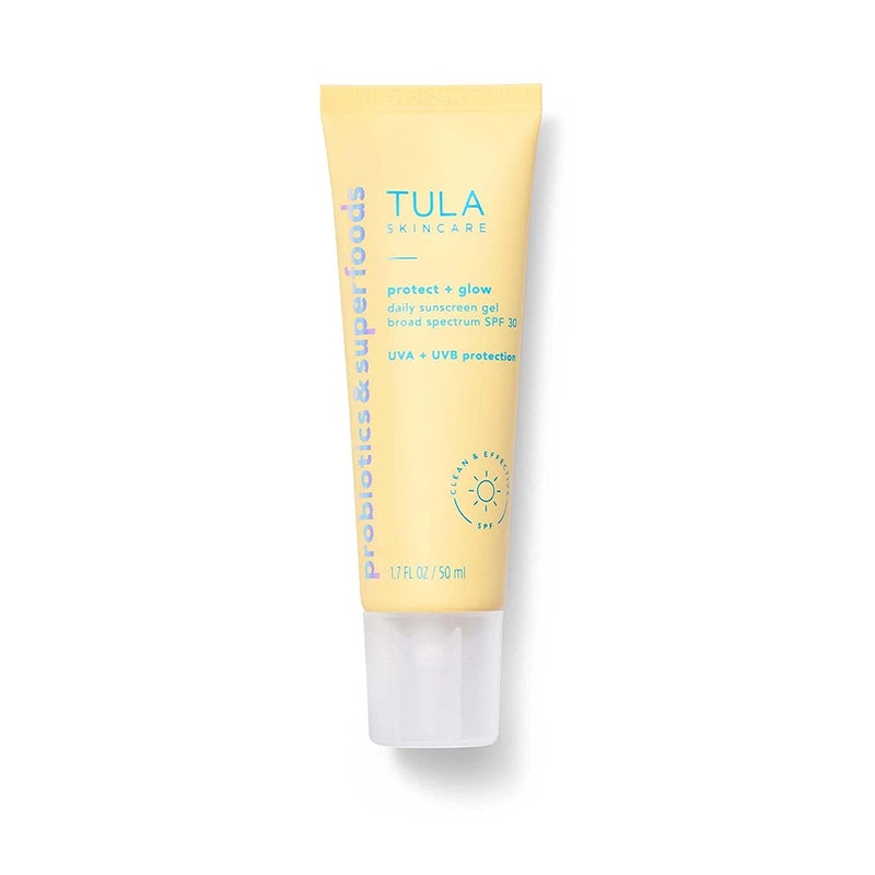Tula Protect and Glow Daily Sunscreen Gel SPF 30: Eine gelbe Tube mit hellblauem Text auf weißem Hintergrund