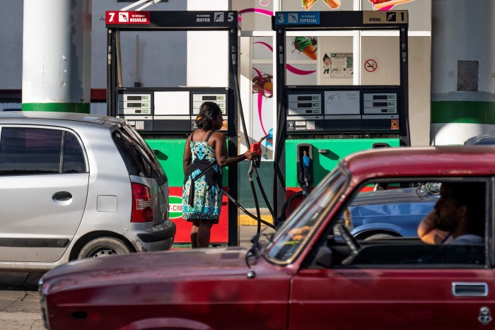 Ein Fahrer betankt in Havanna ein Auto mit Benzin