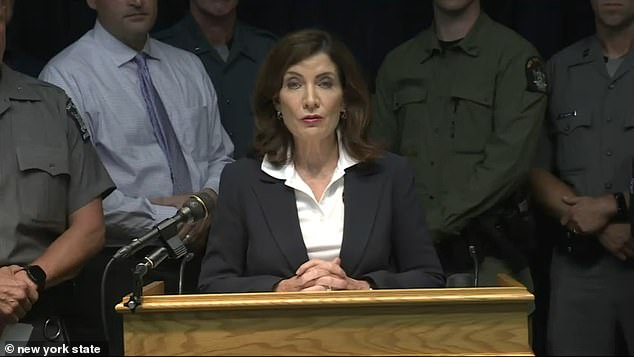 Gouverneurin Kathy Hochul enthüllte, wie Polizisten am Montag eintrafen und das kleine Mädchen fanden
