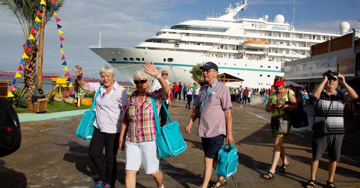 Touristen verlassen ein Kreuzfahrtschiff in einem venezolanischen Hafen
