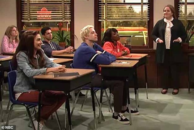 Der Komiker Pete Davidson (Mitte) trägt in einer Folge von Saturday Night Live ein Paar Cariuma-Schuhe