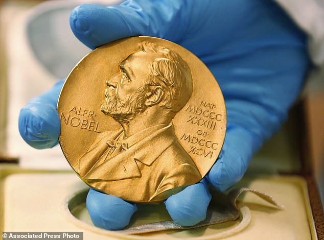 Es ist üblich, dass sich mehrere Wissenschaftler, die in verwandten Bereichen arbeiten, den Preis teilen, der 841.000 £ (1,14 Millionen US-Dollar) und eine Goldmedaille umfasst