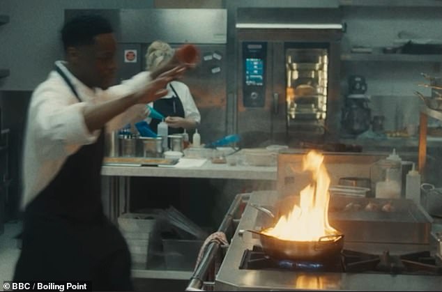 Die Serie beginnt acht Monate nach dem Ende des Films, wobei der Druck, eine Küche zu führen, nun auf Carly fällt.  Im Bild eine der angespannten Szenen