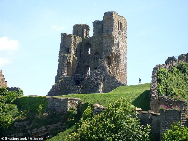 Die Überreste des Scarborough Castle aus dem 12. Jahrhundert liegen auf der Landzunge von Scarborough