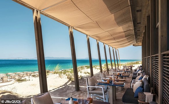 Ergänzend zum Restaurant von JNCQUOI gibt es eine Cabana-Strandbar und Liegen, die einen Hauch von Ibiza oder St. Tropez verströmen