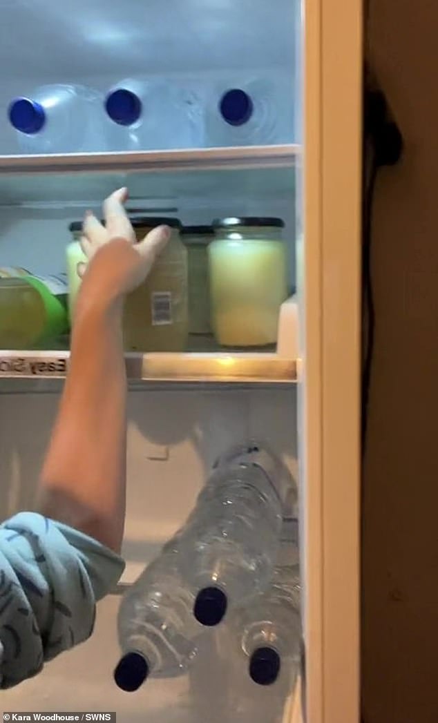 Nachdem sie es 30 Minuten lang ruhen ließ, seiht sie die Flüssigkeit in ein anderes Glas ab und lagert es im Kühlschrank, bis es gebraucht wird