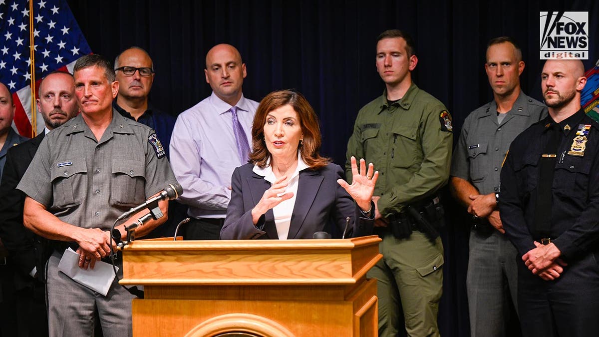 New Yorks Gouverneurin Kathy Hochul informiert Reporter