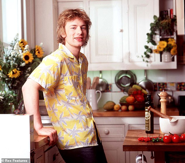 Oliver betrat die Szene 1999 als „Naked Chef“ bei der BBC (im Bild), bevor er seine Fernsehkarriere bei Channel 4 fortsetzte