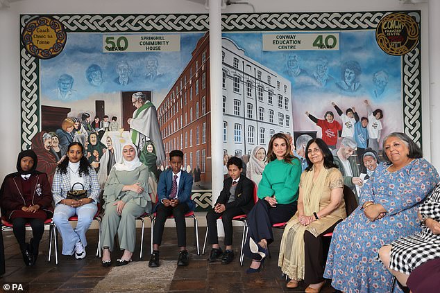 Königin Rania (Dritte von rechts) trifft Flüchtlinge aus dem Conway Education Center, während sie am One Young World Summit in Conway Mill teilnimmt