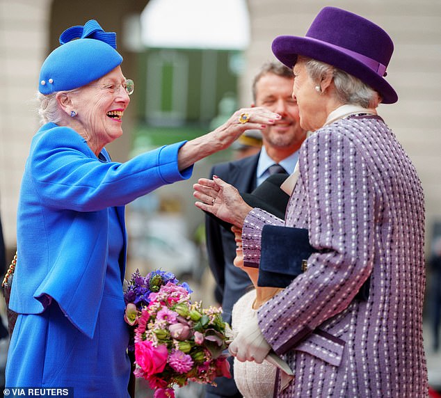 Königin Margrethe von Dänemark (Bild links) begrüßte ihre Schwester Prinzessin Benedikte (Bild rechts) mit einer herzlichen Umarmung