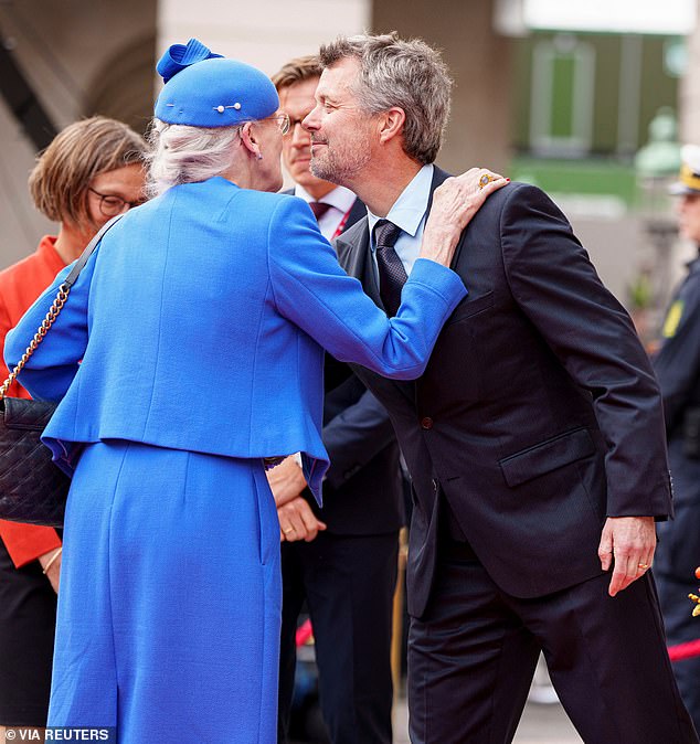 Die dänische Monarchin gab ihrem ältesten Sohn, Kronprinz Frederik, einen herzlichen Kuss und eine Umarmung (Bild links).