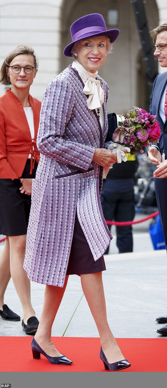 Für die jährliche Veranstaltung entschied sich Prinzessin Benedikte für einen edlen lila Mantel und passende Pumps