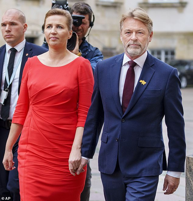 Auch die dänische Ministerpräsidentin Mette Frederiksen (links) und ihr Ehemann Bo Tengberg (rechts) waren anwesend