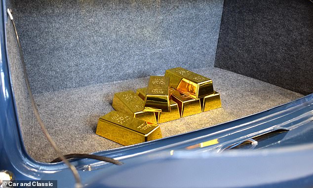 Um an den legendären Film mit Michael Caine anzuknüpfen, verfügt der Simulator über einen gefälschten Goldbarren im Kofferraum und das Nummernschild „LGW 809G“ – eine Anspielung auf den Rückflug, den das Raubüberfallteam im Film erwischen wollte