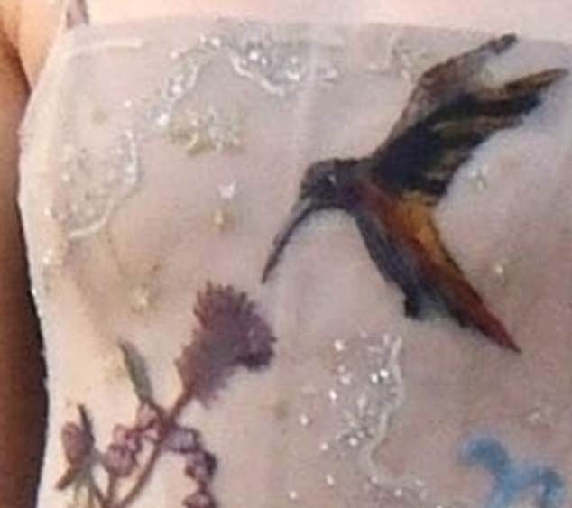 Liebesvogel: Ein karamellfarbener Kolibri ist das wichtigste gestickte Detail auf dem korsettierten Oberteil des Kleides;  Der Vogel kann Glück, Schönheit, Heilung und Liebe bedeuten