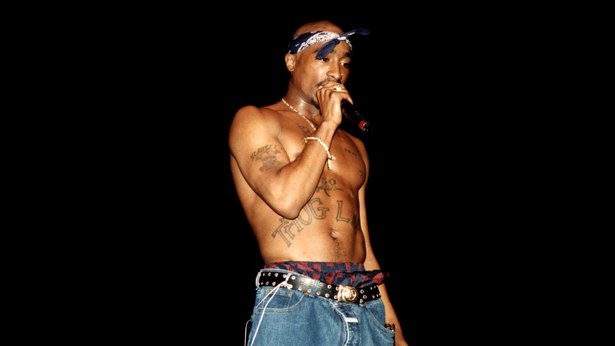 Tupac Shakur rappt ohne Hemd auf der Bühne