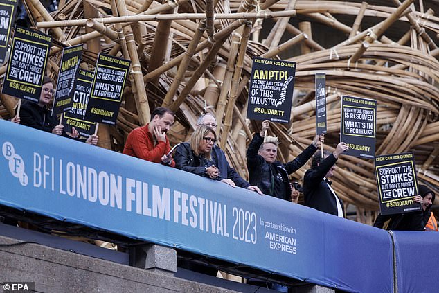 Protest: Britische Film- und Fernsehteams protestierten bei der Premiere von Saltburn in der Royal Festival Hall der Hauptstadt, um eine „sehr klare Aussage“ über die Auswirkungen der SAG-AFTRA-Streiks zu machen