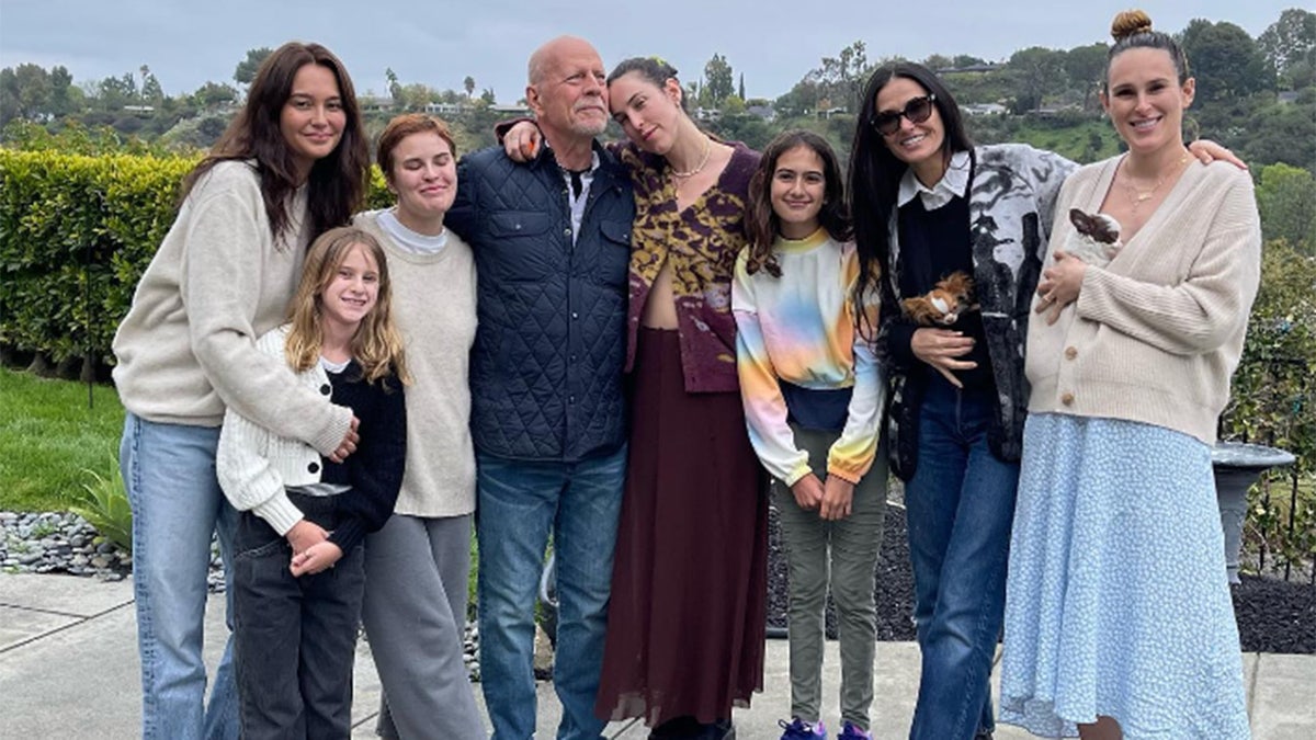 Bruce Willis, Emma Willis, Demi Moore und ihre Kinder posieren für ein Foto, während sie seinen Geburtstag feiern