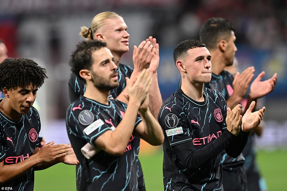 Die City-Spieler applaudieren ihren mitgereisten Fans, nachdem sie in ihrer Champions-League-Gruppe zwei Siege eingefahren haben