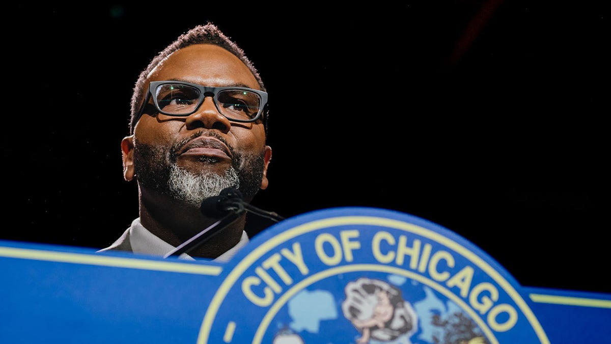 Brandon Johnson, Bürgermeister von Chicago, während einer Einweihungszeremonie in der Credit Union 1 Arena in Chicago am 15. Mai 2023.