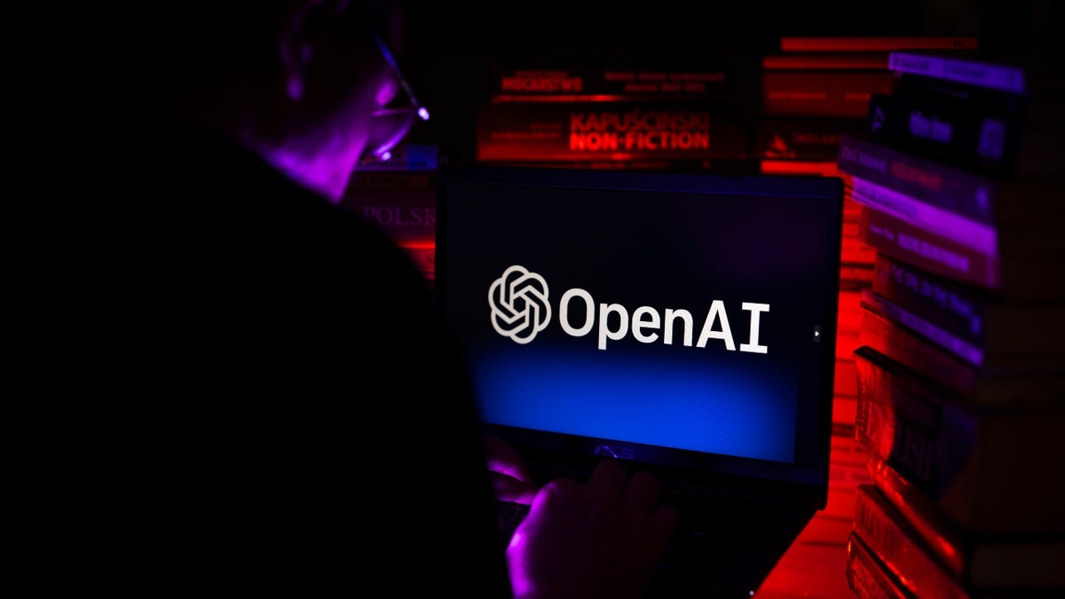 OpenAI auf einem Laptop, wie der Mensch es in einem dunklen Raum nutzt