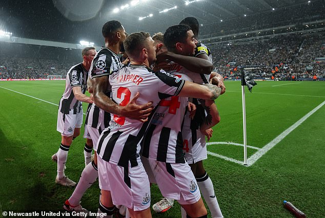 Newcastle errang einen 4:1-Sieg über den französischen Meister und rückte damit an die Spitze seiner Gruppe