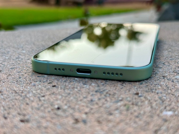 Ein Blick auf den USB-C-Anschluss des grünen iPhone 15.