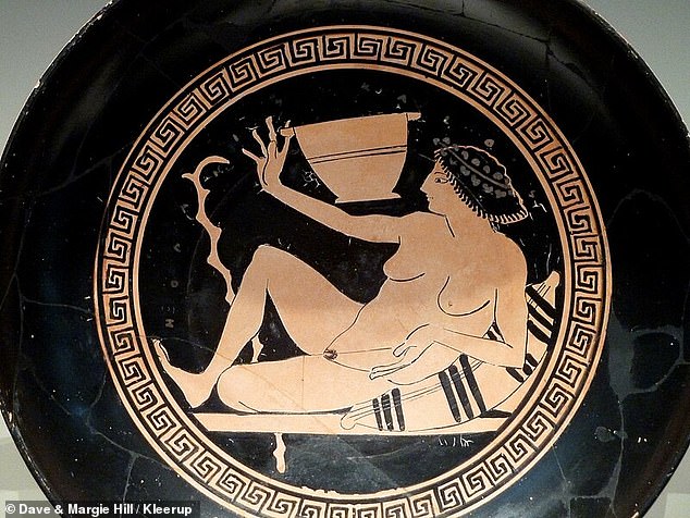 Experten sagen, sie sei eine Hetaira (im Bild) gewesen – eine hochklassige Escortdame aus dem antiken Griechenland, die Elitekunden nicht nur Sex, sondern auch Kameradschaft und intellektuelle Stimulation bot