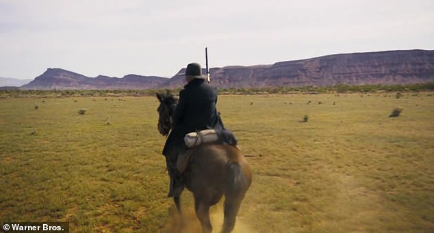 Spielt im 19. Jahrhundert: In dem Clip steigt der 68-jährige Schauspieler wieder auf sein Pferd, greift nach einem Gewehr und trottet los