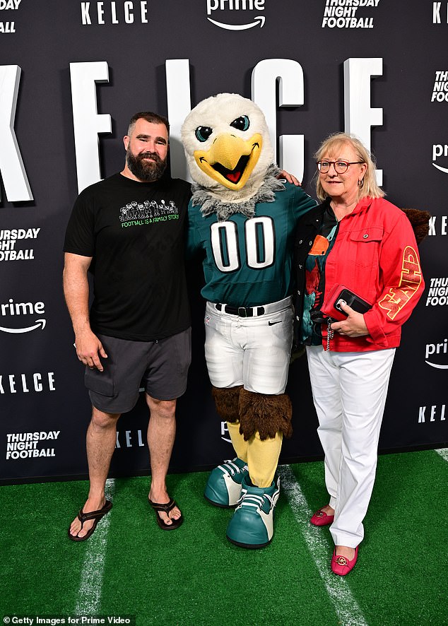 Eagles-Center Jason Kelce im Bild mit dem Teammaskottchen und seiner eigenen Mutter Donna (rechts)