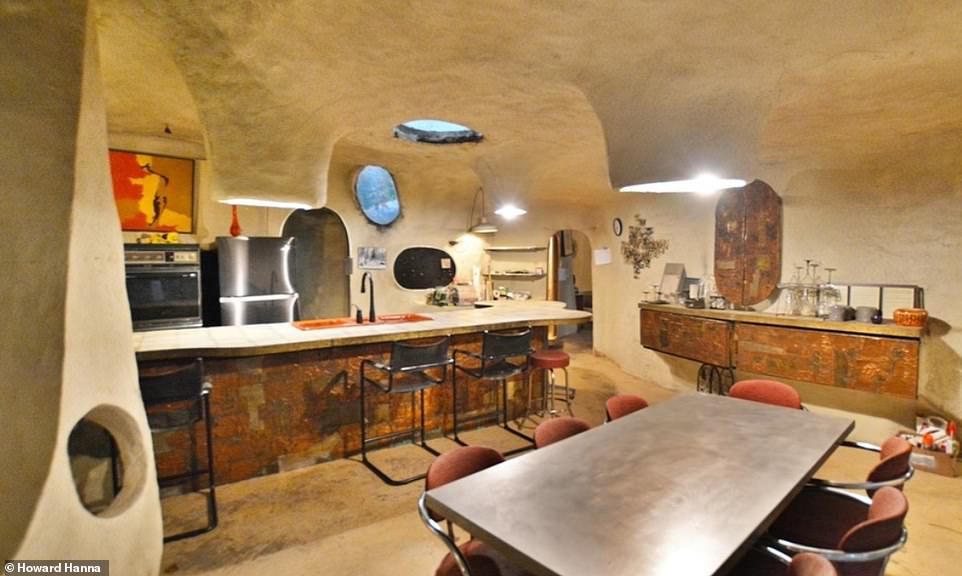 Der Wohnraum umfasst eine Küchentheke zum Essen mit höhlenartigen Lichtern zur Beleuchtung des Innenraums