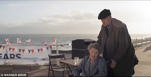 Bernie ist 89 Jahre alt und lebt ruhig mit seiner kranken Frau, gespielt von Glenda Jackson, in einer kleinen Wohnung in einem Pflegeheim in Hove, East Sussex