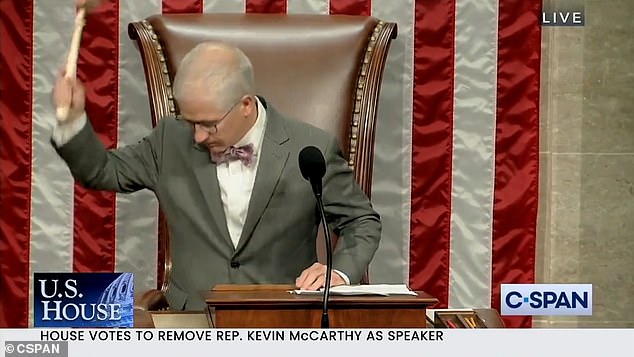 Der Abgeordnete Patrick McHenry, ein Verbündeter von Kevin McCarthy, schlug den Hammer und schickte das Haus wenige Minuten nach McCarthys Sturz in die Pause