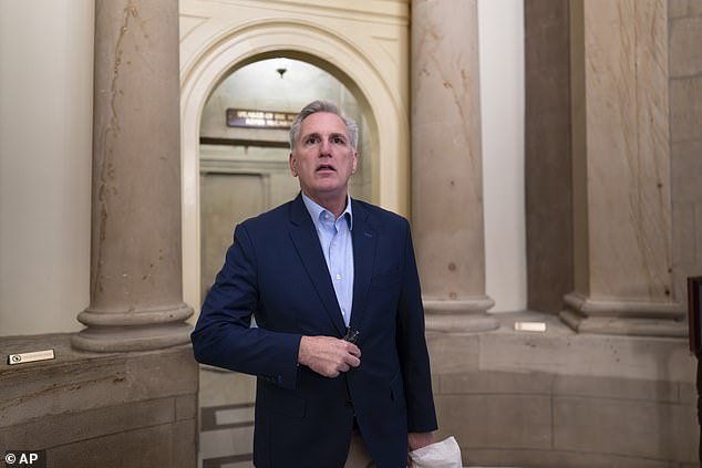 Der ehemalige Sprecher des Repräsentantenhauses, Kevin McCarthy, verlässt am Donnerstag das Büro, immer noch mit seinem Namensschild.  McCarthy wurde Anfang dieser Woche auf dramatische Weise von seinem Amt als Sprecher verdrängt