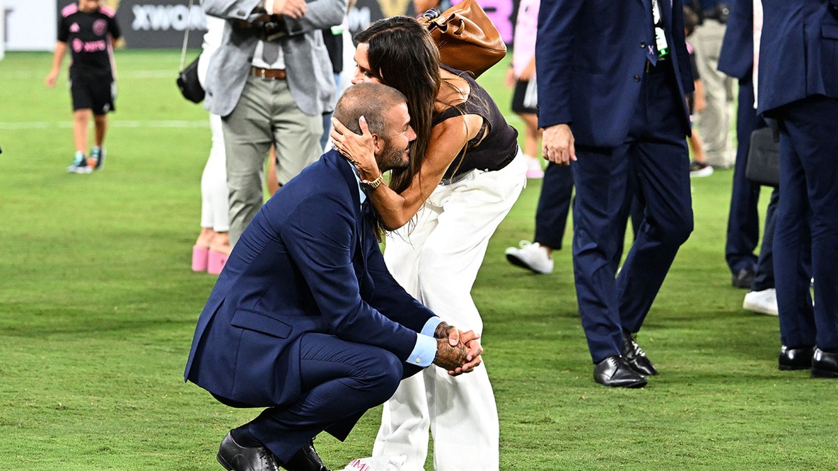 David Beckham und Victoria Beckham auf einem Fußballplatz
