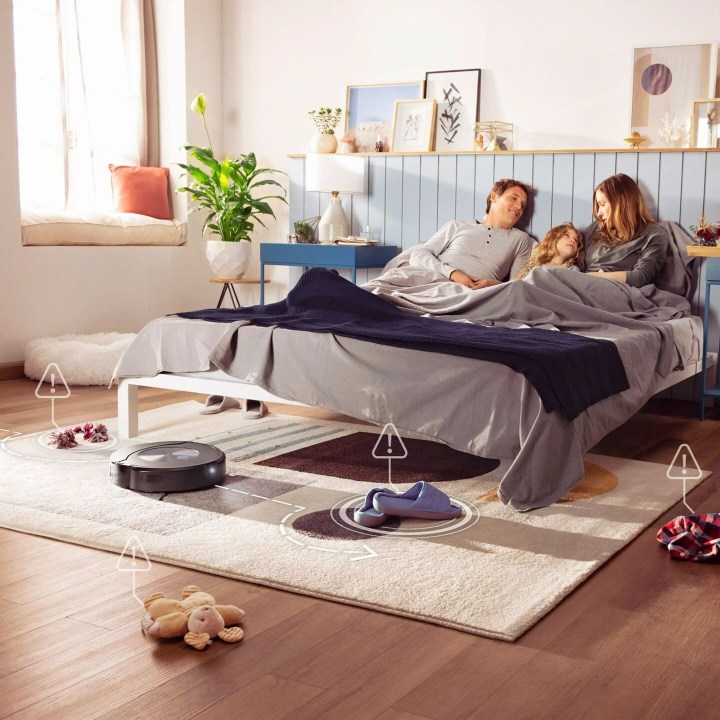Der Roomba Combo j7+ saugt ein Schlafzimmer.