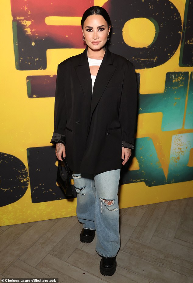 Sieht gut aus: Zu ihnen gesellte sich die 31-jährige Demi Lovato, die für die Veranstaltung ebenfalls einen punkigen Look trug und ein weißes Top unter einem übergroßen schwarzen Blazer und zerrissenen Blue Jeans trug